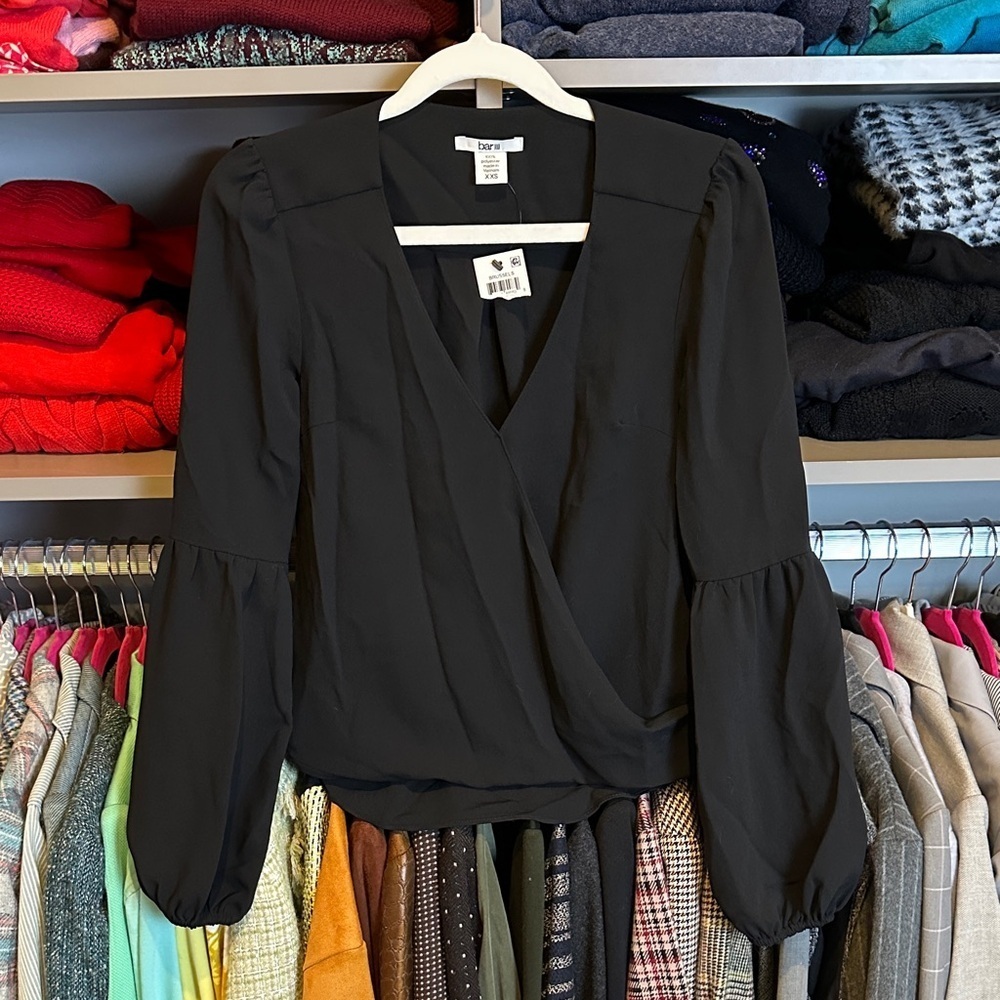 Bar 111 black front faux wrap v neck back box pleat curved hem blouse XXS NWT